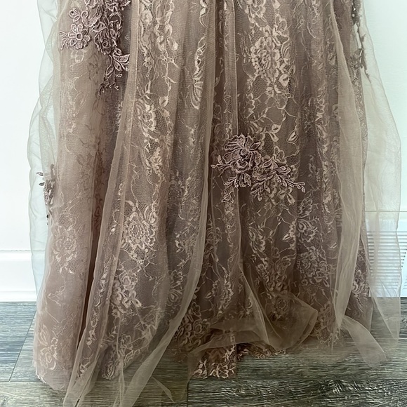 La Femme | Mauve Lace Applique Tulle Sweetheart Neckline Trumpet Gown Size 4 - Picture 11 of 13